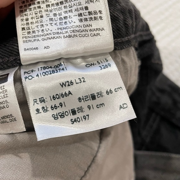 Levi women’s black distressed jean pants size 26 32 - Picture 3 of 4